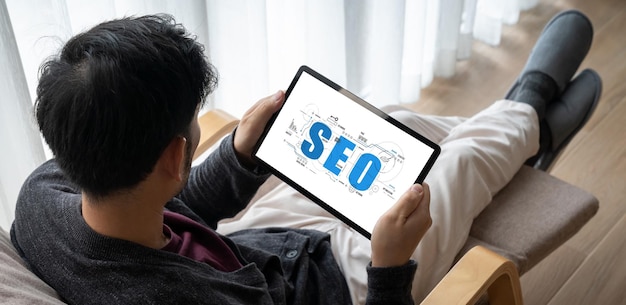 Uma Ilustração Representando SEO (Otimização para Motores de Busca) para Comércio Eletrônico Moderno e Varejo Online, Apresentando Elementos de Marketing Digital como Gráficos e Carrinhos de Compras.