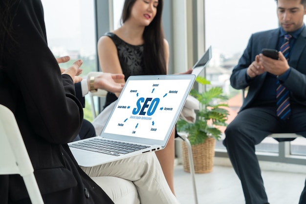 Uma Ilustração Digital Representando a Otimização para Motores de Busca (SEO) para Ecommerce Moderno e Varejo Online, Apresentando Elementos Como Gráficos, Barras de Pesquisa e Ícones de Compras.